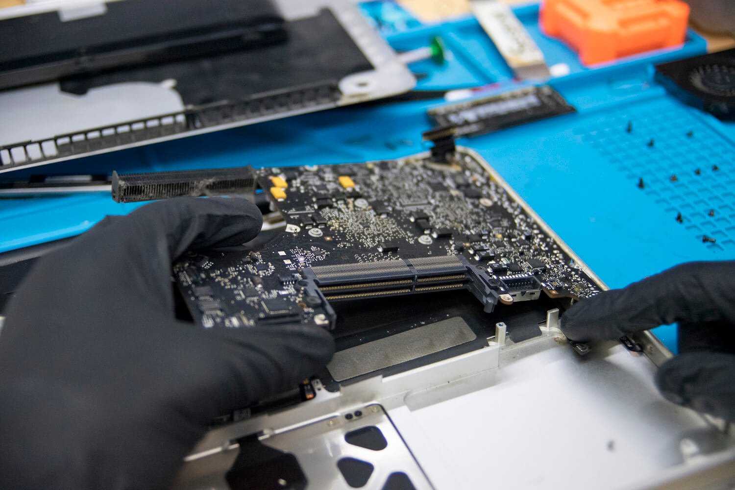 Возвращаем к жизни старый MacBook Pro: два SSD, полная чистка и не только