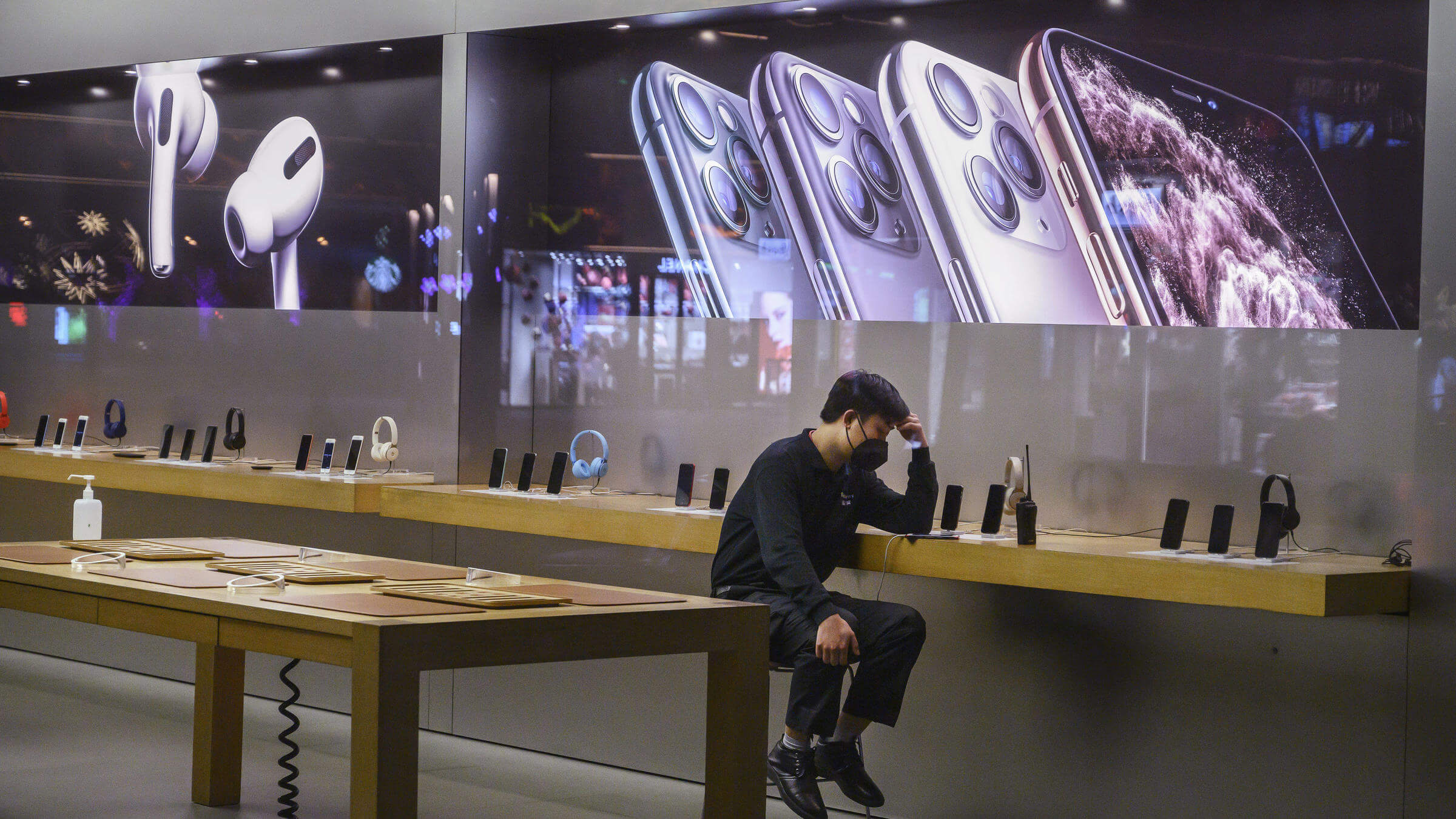 Apple закрыла все Apple Store в Китае из-за коронавируса. Но это ещё не всё
