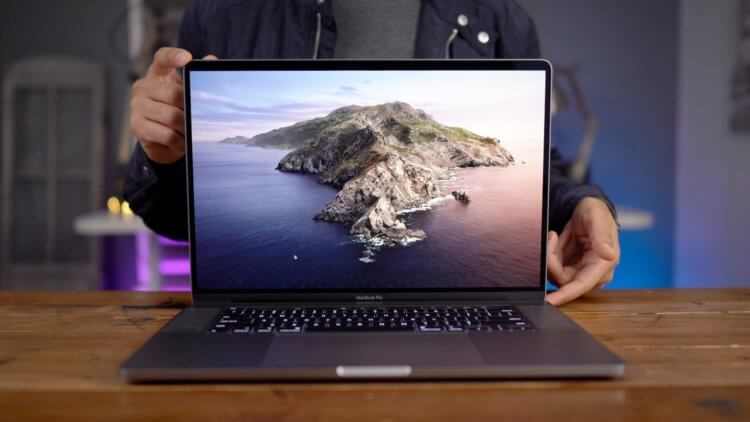 С какой стороны нужно заряжать MacBook Pro
