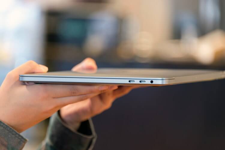 Топовый MacBook Pro 13″ поддерживает зарядку 87 Вт, но она не заряжает его быстрее