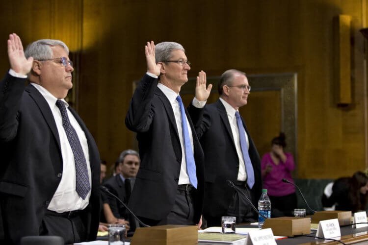 Инвесторы подали на Тима Кука в суд за сокрытие реальных продаж iPhone