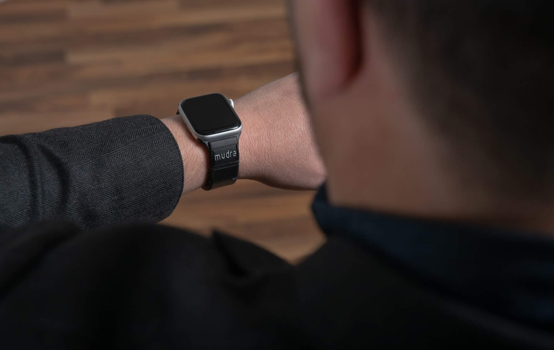 Этот браслет для Apple Watch позволяет управлять ими бесконтактно