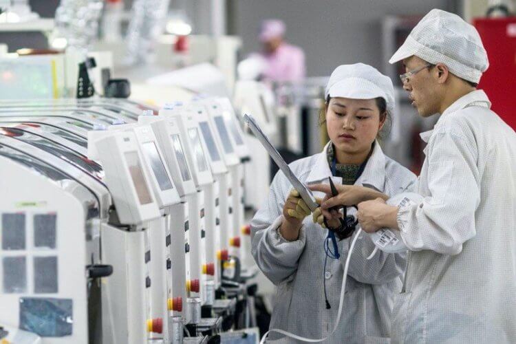 Главный сборщик Apple хочет уйти из Китая. Где тогда будут делать iPhone?