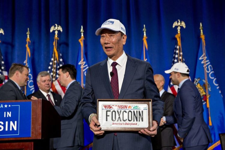 Работа мечты? Foxconn открыла в США завод, где рабочие целыми днями смотрели сериалы