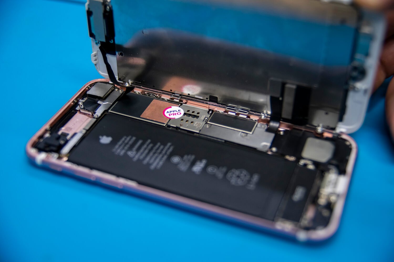 Купил новый iPhone 7 — через год ёмкость аккумулятора упала ниже 70%. Что произошло?