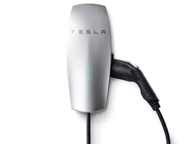 Tesla представила домашнюю зарядку для электромобилей других брендов