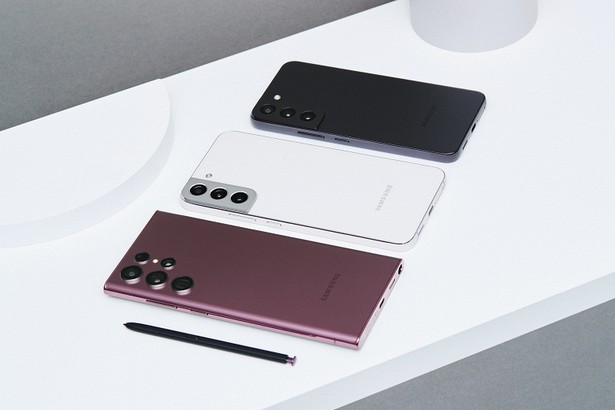Представлены смартфоны Samsung Galaxy S22 в версиях «Плюс» и «Ультра». Всё как обычно и получше камеры