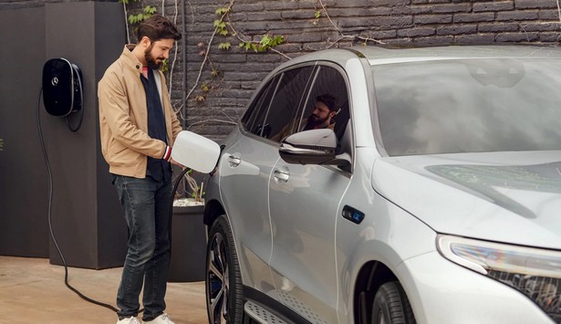 Mercedes-Benz представила домашнее универсальное зарядное устройств для электрокаров